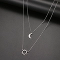 Détail du collier argenté à double couche avec pendentifs minimalistes soleil et lune - Soleil Lune Double Couche Acier