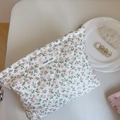 Detailansicht der gesteppten Make-up-Tasche mit Blumenmuster und gewebtem Etikett - Nude Rosa Kleine Blumen