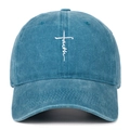 Detailansicht der FAITH Kreuz-Stickerei auf blauer gewaschener Baumwollkappe - See Blau