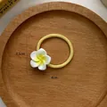 Gelbes Haargummi mit einer detaillierten 3,5 cm x 4 cm großen Frangipani-Blüte - Kleine Frangipani Haargummi