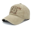 Détail d'une casquette de baseball kaki avec écusson 76 vintage et broderie lettrage - Réglable / Kaki