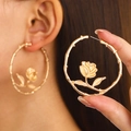 Pendientes de aro dorados vintage con motivo de rosa y textura de bambú retro - Estilo Aro Grande de Rosa Oro Mate (3508)