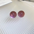Primer plano macro de pendientes minimalistas de esfera de resina púrpura translúcida - Pendientes de Botón Redondos de Resina Rosa / Rosa