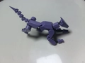 Modello 3D di creatura meccanica viola articolata con giunzioni mobili su sfondo bianco lucido - Cane Poliziotto Viola