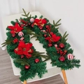 Ghirlanda natalizia verde con fiori di poinsettia rossi, bacche e sfere a righe - Stile A (Fiore Rosso e Palla) / 1,8m (Senza Luci)