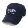 Nahaufnahme der weißen Stickerei auf einer dunkelblauen Twill-Baumwolle-Cap - M (56-58cm) / Marineblau