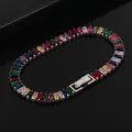 Dettaglio di pietre di zircone rettangolari colorate su un bracciale placcato argento - Argento + Zirconia Colorata