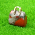 Pendente mini borsa in pietra naturale rossa e bianca con chiusura in metallo dorato - Pietra del Sangue Africana