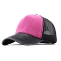 Dettaglio del cappello trucker retrò in denim lavato con cotone rosa e rete nera - Regolabile / Rosa scuro