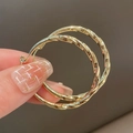 Dettaglio di orecchini a foglia dorata con trama intrecciata tenuti in una mano - 4# Cerchio a Trama Intrecciata (4# Silver Earring Post-Oro-Medio)