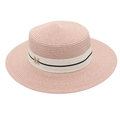 Dettaglio cappello di paglia rosa con nastro bianco e fibbia dorata a lettera M - Rosa
