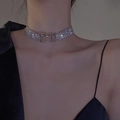 Nahaufnahme des glitzernden Silbernen Strass-Chokers mit einzigartigem Metallverschluss - Silberne Vollstrass-Choker mit Metallschnalle
