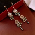 Boucles d'oreilles dorées à pampilles avec cristaux bleus et perles vert fumé - Boucles d'oreilles vintage à pompons strass carillon à vent