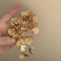 Vista macro dettagliata di orecchini a fiore dorati con petali a strati e piccoli strass - Oro (5# Perno in Argento-Regolare)