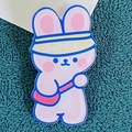 Spilla a coniglio in acrilico rosa con cappello giallo e scritta bunny su tessuto - Coniglio con Borsa a Tracolla
