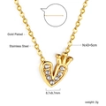 Vue macro du collier en acier inoxydable doré avec pendentif cœur couronne et strass - Cœur couronne / Acier