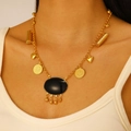 Böhmische goldene Schichtkette mit schwarzem Ovalanhänger und Vintage Münzen - Goldene Schwarze Achat-Glockenhalskette (3200)