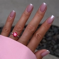 Eleganter Silberring mit leuchtend rotem Edelstein im Rundschliff und Zirkonia-Akzenten - Rosa