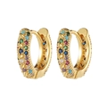Detalle de pendientes de aro dorados con cristales multicolores en micro-pavé - Aro de Circonita Multicolor Arcoíris Dorado