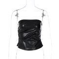 Dettaglio del top a fascia in pelle PU nera con trama plissettata e design senza spalline - S / Nero