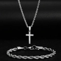 Set collana con ciondolo a croce d'argento e bracciale a catena ritorta su sfondo nero - Set di Collana e Bracciale con Croce / Argento