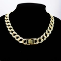 Collier maille cubaine 15mm dorée avec strass présenté sur un mannequin de bijouterie noir - 45cm / Doré