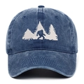 Détail de la broderie Bigfoot et sapins sur casquette de baseball en denim bleu délavé - Taille unique / Bleu Marine