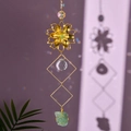 Détail d'un attrape-soleil en cristal avec fleur en métal doré et pierre naturelle verte - Fluorite Verte