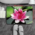 Dettaglio del tappeto bagno 80x50cm antiscivolo con stampa di ninfea rosa e foglie - 40*60cm / Verde