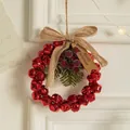 Rode metalen kerstbel krans met dennennaalden, rode bessen en jute strik decoratie - Rode bel krans