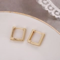 Minimalistische goldene quadratische geometrische Ohrstecker auf dekorativem Teller - Gold (D9132)