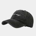 Détail de la casquette vintage délavée avec broderie blanche 'you are enough' - Réglable / Noir
