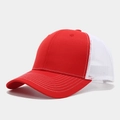 Rood-witte trucker pet met ademend mesh en een gebogen klep in zijaanzicht van 45 graden - Verstelbaar / Rood en wit gaas