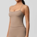 Eng anliegendes Yoga-Camisole und Leggings in Erdfarben aus weichem gebürstetem Stoff - S / Oberteile / Mocha Braun