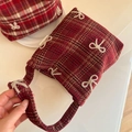 Detail der rot-karierten Wolltasche mit weißer Schleifenstickerei und feiner Textur - Dunkelrotes Karomuster Große Schleife