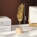 Plume en métal doré sur socle en bois pour décoration intérieure moderne chic - Plume-Or