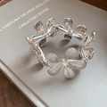 Pulsera elástica de flores plateadas con cristales brillantes y pétalos texturizados - Flor / Plateado