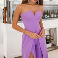Eng anliegender lila trägerloser Jumpsuit mit tiefem V-Ausschnitt und hoher Taille - S / Lila