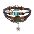 Detail eines Vintage-Lederarmbands im Boho-Stil mit Türkisperlen und Herzanhänger - Doppelherz Und Blumen Zubehör (Stil I)