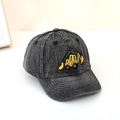 Détail de la broderie d'excavatrice jaune sur la casquette en denim lavé pour enfant - 52cm (2-6 Ans) / Noir