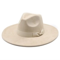 Detail van beige suède fedora met brede platte rand en decoratieve strik van lint - M (56-59cm) / Licht Kameel Namaaksuède