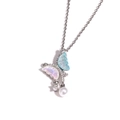 Dettaglio del ciondolo a farfalla con ali di opale blu e perla su catena d'argento - Farfalla con Texture Opale Blu e Bianca (Stile 2)