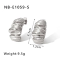 Zilveren C-vormige oorknopjes met een getextureerd en golvend metalen ontwerp - Spiraaltextuur C-Vorm Stijl-Zilver (NB-E1059-S)