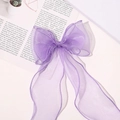 Detaillierte Nahaufnahme der hellvioletten Organza-Schleife mit langen Bändern - Lavendellila
