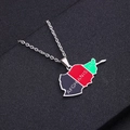 Détail du collier pendentif carte de l'Afghanistan avec émail noir rouge vert sur chaîne argent - Collier carte lettres émaillées couleur acier