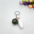 Dettaglio portachiavi da bowling con palla verde marmorizzata e birillo bianco - Verde
