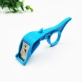 Pelapatate a anello in plastica blu con lama in metallo curva su sfondo bianco - Confezione in busta / Blu