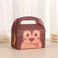 Gros plan d'une boîte cadeau marron en forme de singe avec motif banane sur bois - Singe