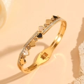 Vue détaillée du bracelet cœur plaqué or avec incrustation noire et blanche et zircons - Style Cœur Incrusté de Coquillage Doré (H817)