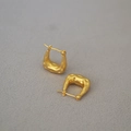 Dettaglio della trama martellata e orecchini a U in ottone placcato oro vintage - Oro Opaco